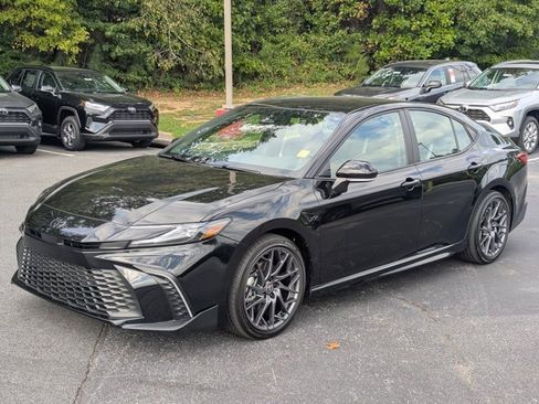 Used 2025 Toyota Camry SE image 3