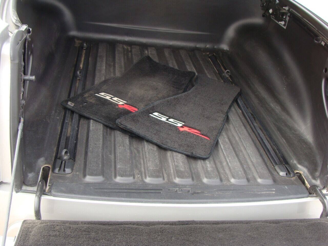 Used 2004 Chevrolet SSR w/ Preferred Equipment Group RWD image 6