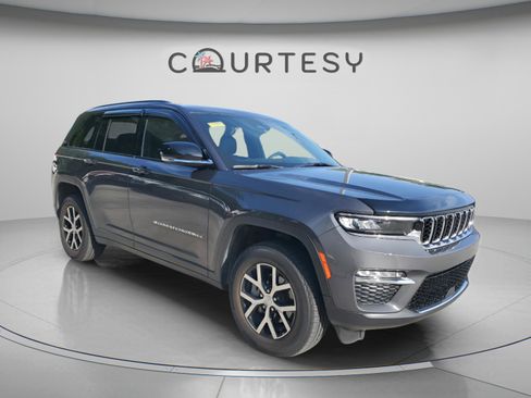 Used 2025 Jeep Grand Cherokee Limited w/ Trailer Tow Package image 3