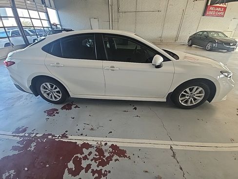 Used 2025 Toyota Camry SE image 4