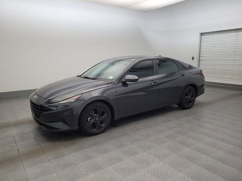 Used 2022 Hyundai Elantra SEL w/ Convenience Package FWD image 2