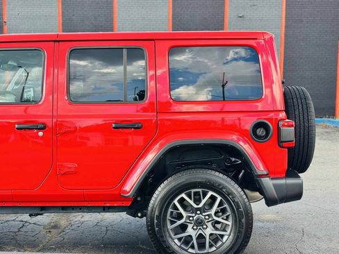 Used 2026 Jeep Wrangler Unlimited Sahara AWD/4WD image 12