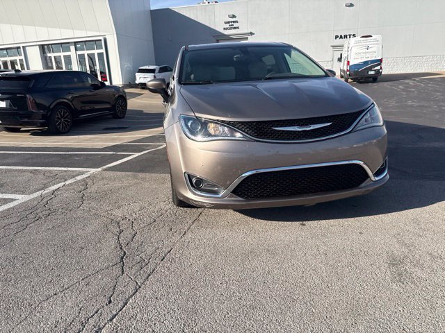 Used 2017 Chrysler Pacifica Touring Plus w/ Tire & Wheel Group FWD image 9