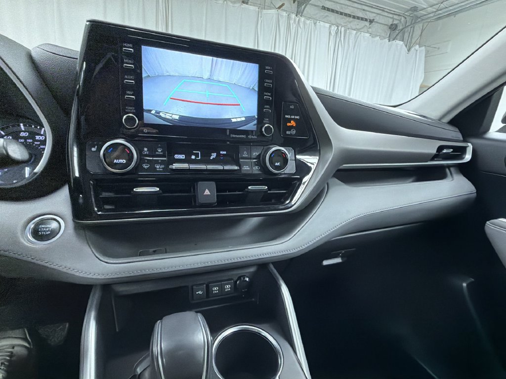 Used 2021 Toyota Highlander XLE AWD/4WD image 21