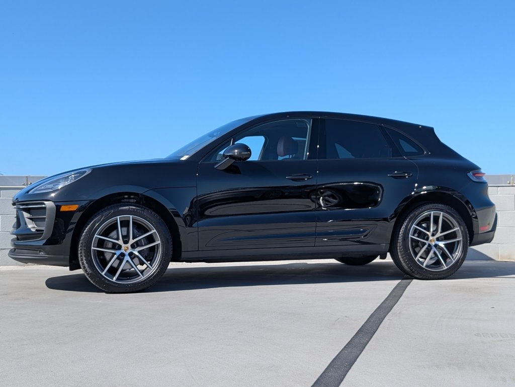 Certified 2025 Porsche Macan AWD/4WD image 2