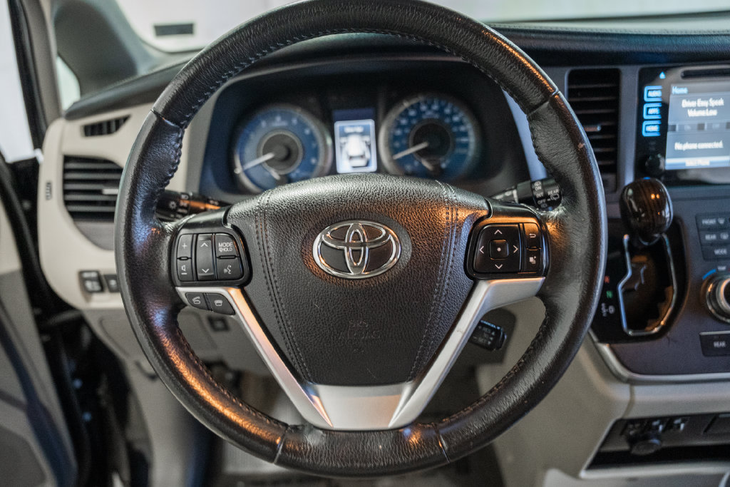 Used 2017 Toyota Sienna XLE w/ XLE Navigation Package FWD image 17