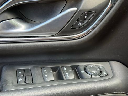 Used 2022 Chevrolet Suburban LT image 19