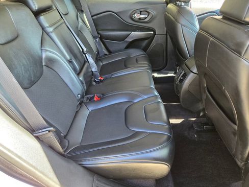 Used 2019 Jeep Cherokee Latitude Plus w/ Comfort/Convenience Group AWD/4WD image 18