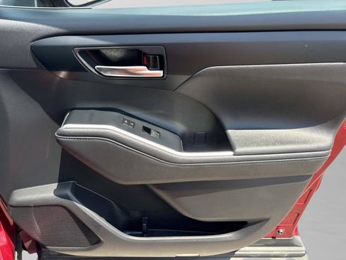 Used 2020 Toyota Highlander XLE AWD/4WD image 20