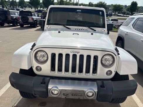 Used 2017 Jeep Wrangler Unlimited Sahara w/ Connectivity Group AWD/4WD image 18