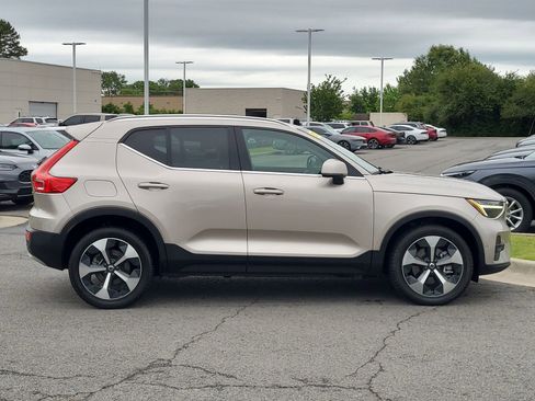 Used 2023 Volvo XC40 B4 Ultimate FWD image 2