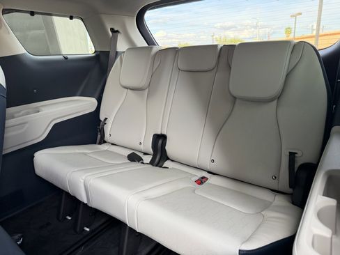 Used 2025 Kia Carnival EX image 39