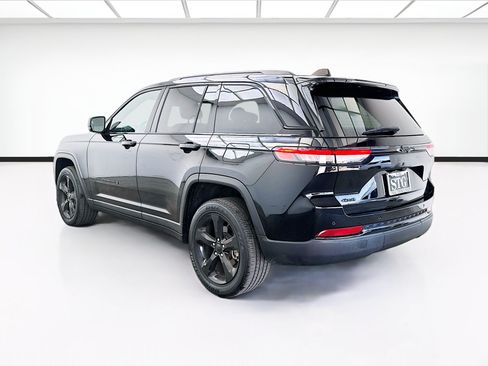 Used 2023 Jeep Grand Cherokee Altitude AWD/4WD image 6
