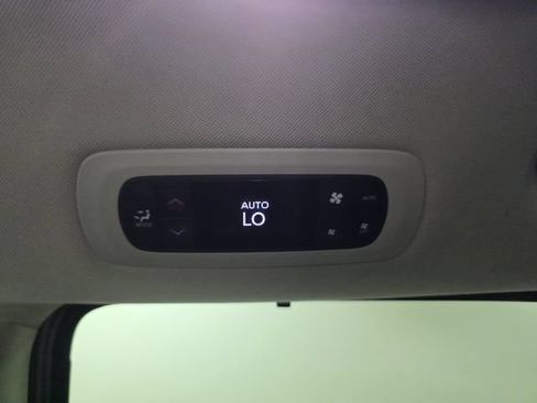 Used 2018 Chrysler Pacifica Touring-L FWD image 28