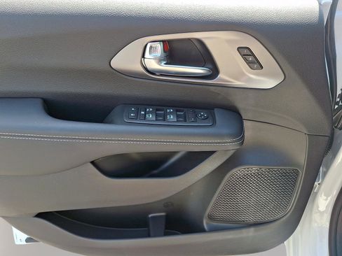 New 2026 Chrysler Pacifica Select AWD/4WD image 8