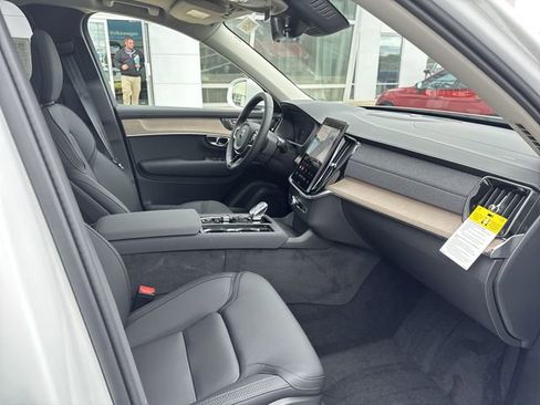 New 2025 Volvo XC90 T8 Plus w/ Protection Package Premier AWD/4WD image 28