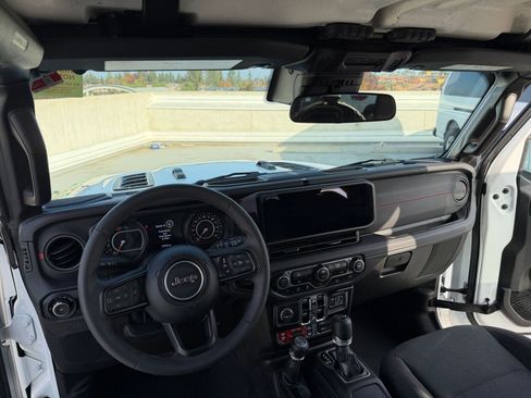 Used 2025 Jeep Wrangler Unlimited Rubicon image 33