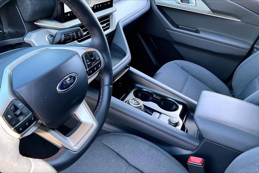 Used 2025 Ford Explorer Active RWD image 16