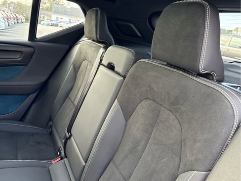 Used 2023 Volvo XC40 Recharge Plus image 13