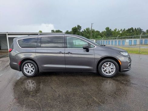 Used 2023 Chrysler Pacifica Touring-L FWD image 3