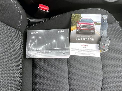 Used 2024 GMC Terrain SLE w/ Driver Convenience Package image 12