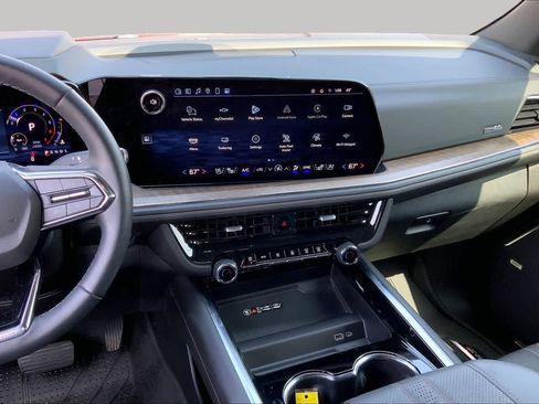 Used 2025 Chevrolet Tahoe High Country AWD/4WD image 16