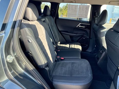 Used 2025 Mitsubishi Outlander SE AWD/4WD image 27