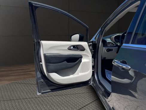 Used 2018 Chrysler Pacifica Touring-L FWD image 17
