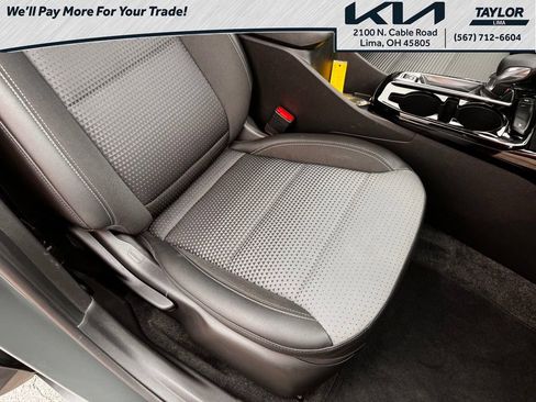 Used 2025 Chevrolet Trax LT FWD image 12