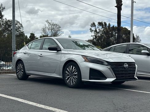Used 2024 Nissan Altima 2.5 SV FWD image 2
