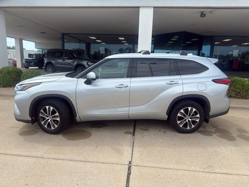 Used 2022 Toyota Highlander XLE AWD/4WD image 9