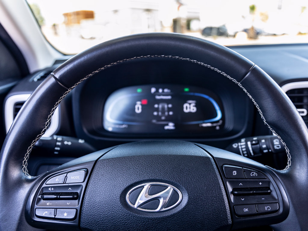 Used 2024 Hyundai Venue Limited FWD image 16