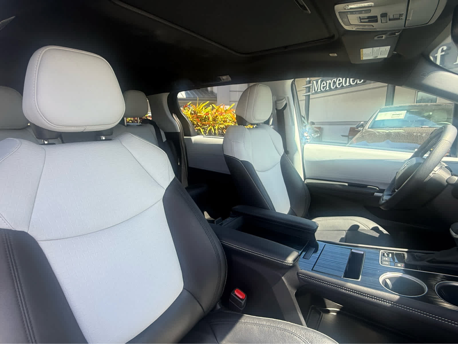 Used 2025 Toyota Sienna XSE FWD image 21