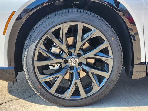 New 2025 Toyota Crown Signia Limited image 8