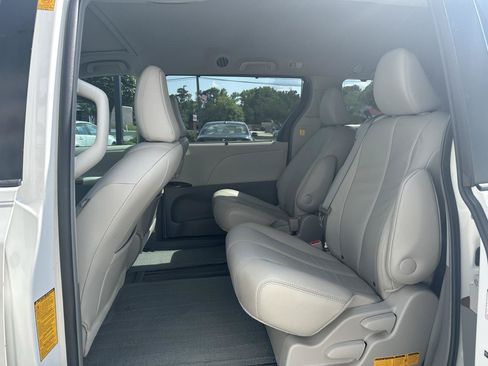 Used 2012 Toyota Sienna XLE FWD image 22