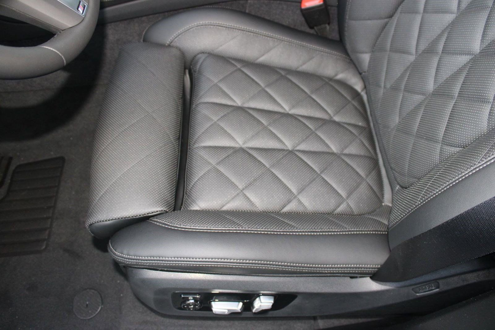 Used 2026 BMW X5 xDrive40i w/ M Sport Package AWD/4WD image 14