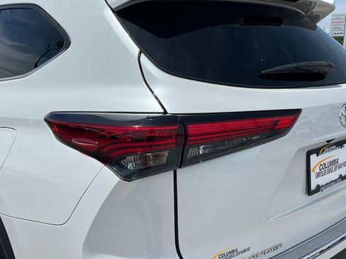 Used 2023 Toyota Highlander LE FWD image 12