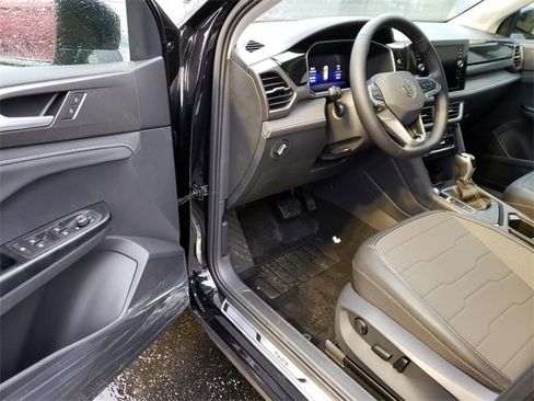 New 2026 Volkswagen Taos SE image 6