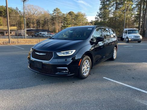 New 2026 Chrysler Pacifica Select FWD image 2
