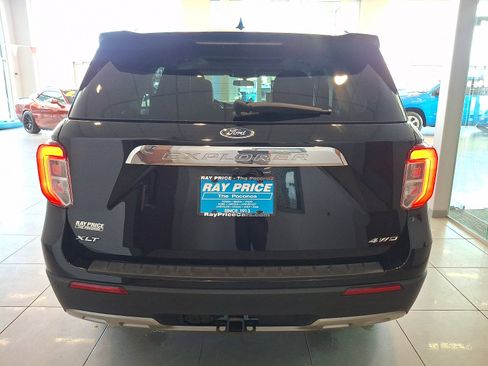 Certified 2022 Ford Explorer XLT w/ Equipment Group 202A image 5