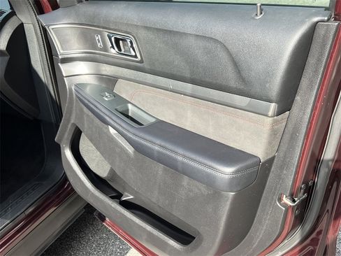 Used 2018 Ford Explorer XLT w/ Equipment Group 202A image 12