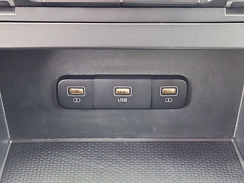 Used 2023 Kia Carnival LX image 16