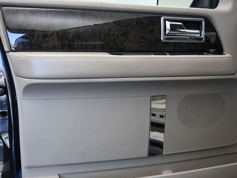 Used 2017 Lincoln Navigator Select image 25