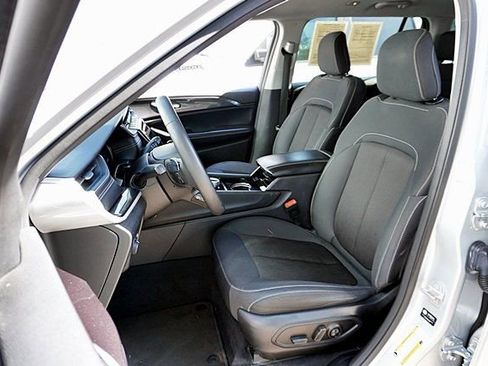 Used 2023 Jeep Grand Cherokee L Laredo RWD image 15