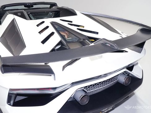 Used 2021 Lamborghini Aventador SVJ AWD/4WD image 10