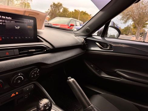 Used 2021 MAZDA MX-5 Miata Club RWD image 19