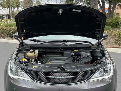 Used 2019 Chrysler Pacifica Limited w/ Advanced Safetytec Group FWD image 25