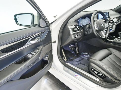 Certified 2022 BMW 740i w/ M Sport Package image 24