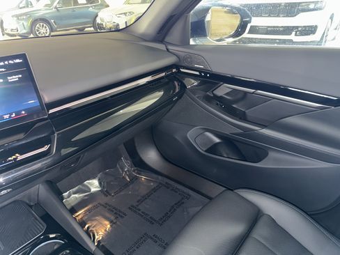 Certified 2025 BMW 530i image 30