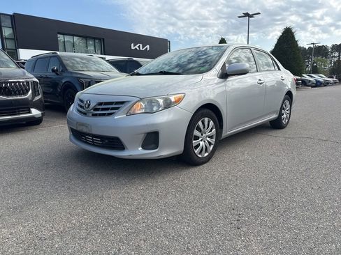 Used 2013 Toyota Corolla LE FWD image 2